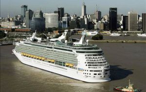 A cruise vessels  at Buenos Aires port this summer  (Photo EFE)