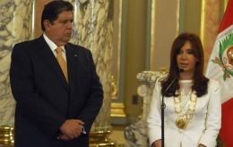 Mrs. Kirchner and Peruvian president Alan Garcia during the ceremony at Government House 