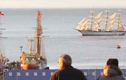 The frigates with sails unfurled docked in Punta Arenas (Photo:LPA)