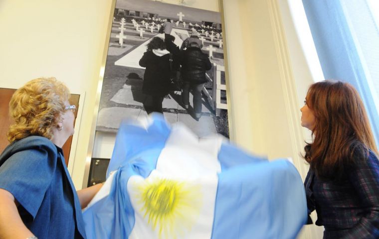 CFK at the opening of the photographic exhibition honouring Malvinas women  