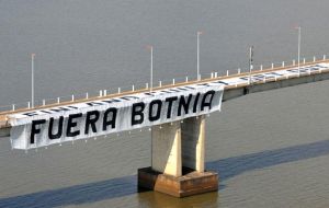 The San Martin international bridge blocked by environmentalist pickets 
