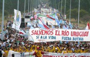 The massive demonstration on the San Martin bridge 