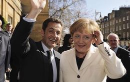 The French president and Angela Merkel smile to boost confidence  