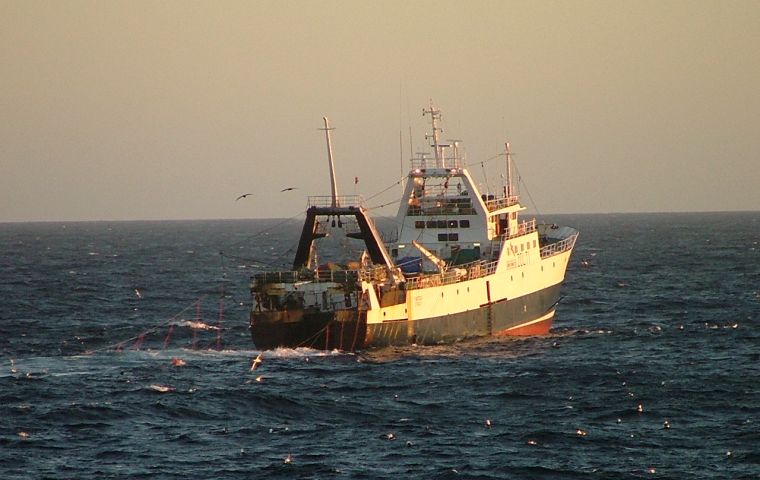 The plan follows a successful experience which reduced longline-fishery sea birds death by 90%