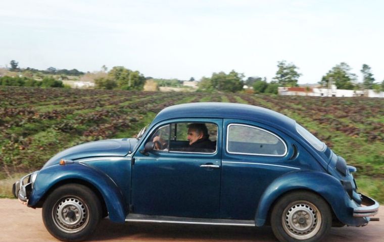 Pte. Mujica driving his old blue Fusca (Photo El Pais)