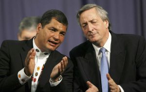 Nestor Kirchner (R) next to Ecuadorean president Rafael Correa   