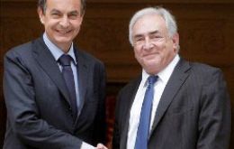 Smiles after days of long faces: Rodriguez Zapatero receives Strauss-Khan