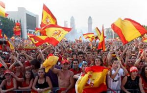 Even in Barcelona the separatist Catalonians partied with Spanish flags (Photo EFE)