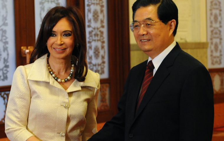 Presidents Cristina Kirchner and Hu Jintao: apologies and a toast for good relations 