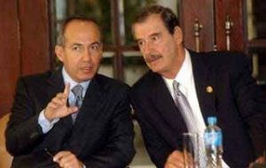 Vicente Fox belongs to the same political party as President Felipe Calderón (L)