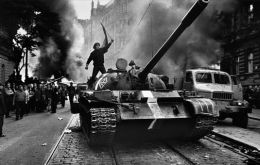 One of the outstanding pictures of the exhibition showing a tank captured by protestors 