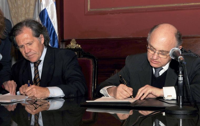 Almagro and Timerman during the signing of the agreement 
