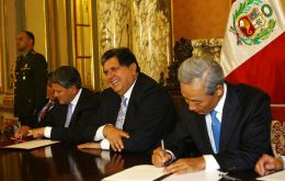 Peruvian president García during the agreement with Korean officials 