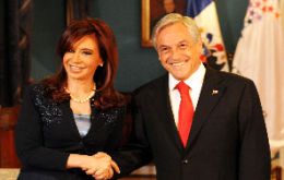 Smiles please for the picture: Mrs. Kirchner and President Piñera 
