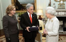 Queen Elizabeth receives a piece of rock from Piñera and First Lady Cecilia Morel