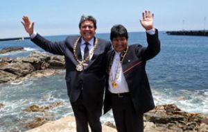 Alan García and Evo Morales on the shores of the Pacific Ocean 