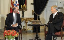 Alejandro Wolff presented his credentials this week to President Piñera 