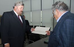 President Mujica received the diplomatic credentials from the new Argentine ambassador Miguel Dante Dovena,