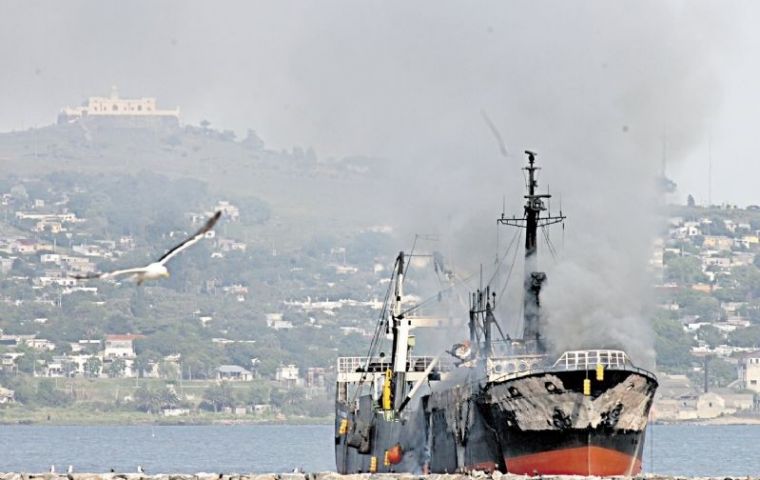 The Sen Jing XI jigger burning in the bay of Montevideo  