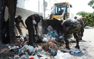The Army cleaning the streets and garbage dumps  (Photo El Pais)