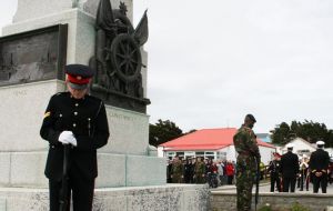 Guards with arms reversed at Falklands Battle Monument  (Photo PNews) 