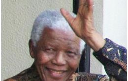 Mandela spends second night in hospital 