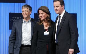 Bill Gates (L), Melinda Gates (C) and Britain's Prime Minister David Cameron pose for pictures during a session at the World Economic Forum (WEF) in Davos (Xinhua/Reuters Photo)