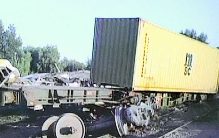 The train was carrying automobile parts (Photo Clarin)