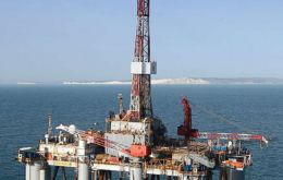 The installation of the semi-submersible oil drilling rig the Ocean Guardian under tow in British coastal waters north of the Malvinas prompted harsh criticism from Argentine officials last year