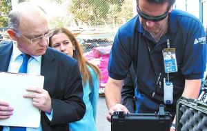 Argentine Foreign minister Timerman personally checking the US plane packing list (Photo Clarin)