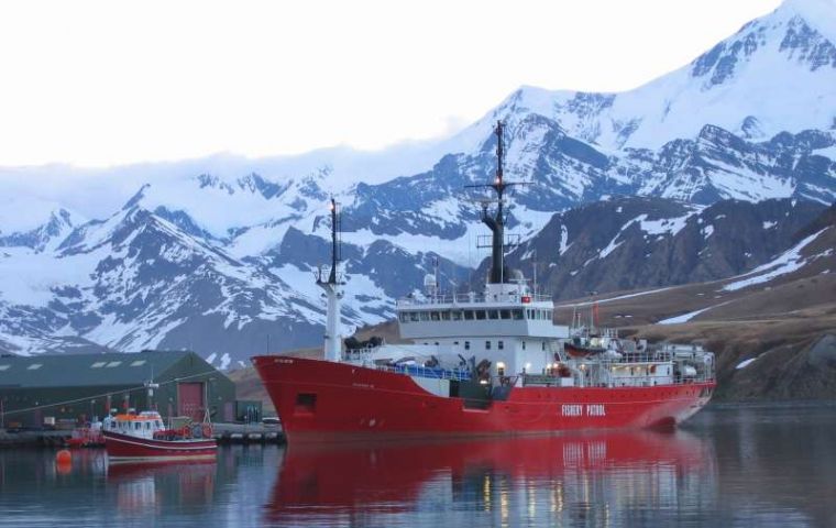 Falklands Fisheries Protection Vessel “Pharos SG” is bringing the bait