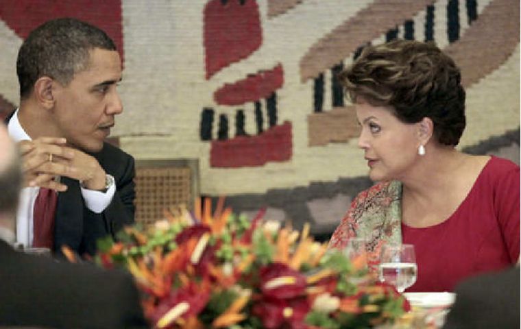 The two leaders toast for improved and deeper relations (Photo AP)