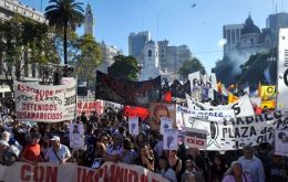 Thousands march in downtown Buenos Aires 