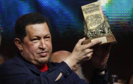 The Venezuelan president is presented with the Roberto Walsh award (Photo EFE)