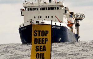 The ‘Orient Explorer’ had to divert off course surrounded by swimmers 