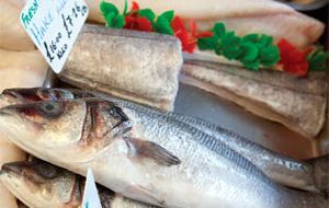 Market with labelled and traceable fish produce  (Steve Morgan WWF/UK photo) 