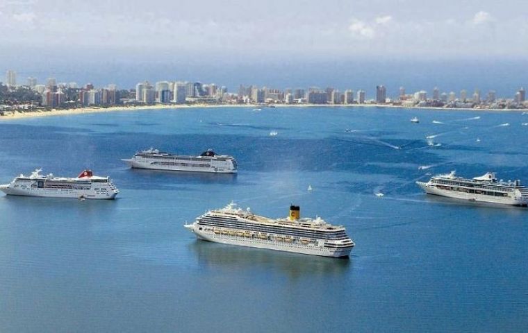 Several cruise vessels anchored in Punta del Este 