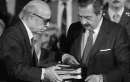 The photo travelled the world: in September 1984 Sabato presents to President Alfonsin the report on the crimes of the military Junta.
