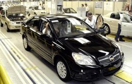 Car production in April slipped 0.4% and sales grew by 11.7%<br />
<br />
