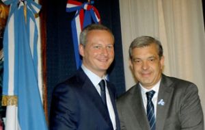Argentine and French Agriculture ministers Julian Dominguez and Bruno Le Maire (L)