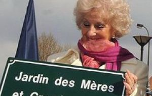 Estela de Carlotto when the inauguration in Paris of a plaza dedicated to the Mothers and Grand Mothers of Plaza de Mayo (Photo Wikipedia)