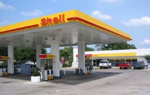 The 300 gasoline stations will retain the Shell brand 