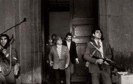 One of the last pictures of the Socialist leader surrounded by bodyguards at the Chilean presidential palace 