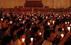 The candlelight vigil in Hong Kong attracted an estimated 150.000 people 