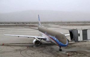 An aircraft covered by ashes at Bariloche airport (Photo Reuters)