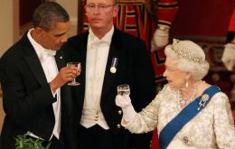 President Obama toasting with Queen Elizabeth at the royal banquet 