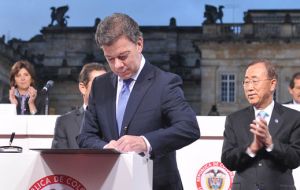 UN Ban Ki-moon was at the ceremony with President Juan Manuel Santos 