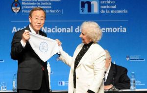 The UN Secretary General was gifted with a white scarf, symbol of the Mothers of Plaza de Mayo (Photo DyN)   
