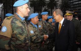 Ban Ki-moon meets Uruguayan UN peace keeping veterans 