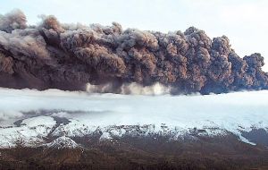 The ash cloud is hovering at a floor height of 20.000 feet